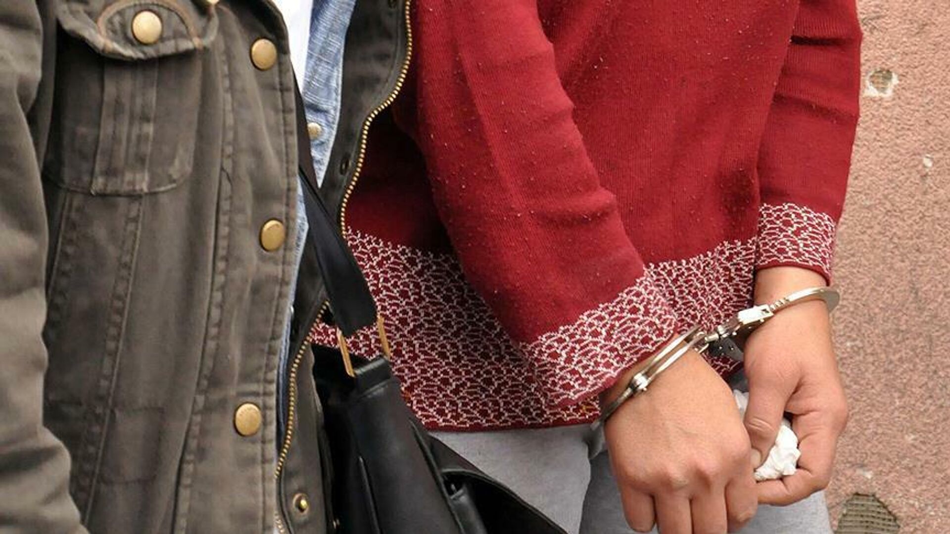 Köpeğiyle birlikte bindiği otobüste yolcuları 'seni öldüreceğim' diye tehdit etti, savcıyım dedi: Gözaltına alındı