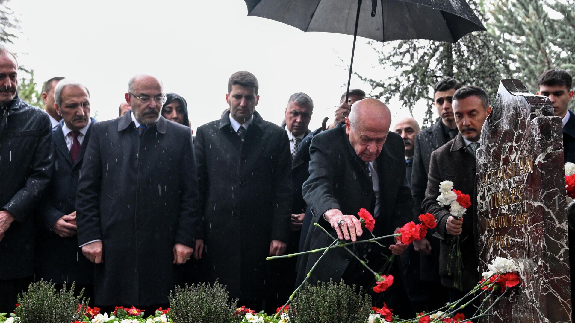 Alparslan Türkeş'in mezarını ziyaret eden Bahçeli: Bayram sonrası yeni ve güçlü bir Türkiye'nin adımları atılacak