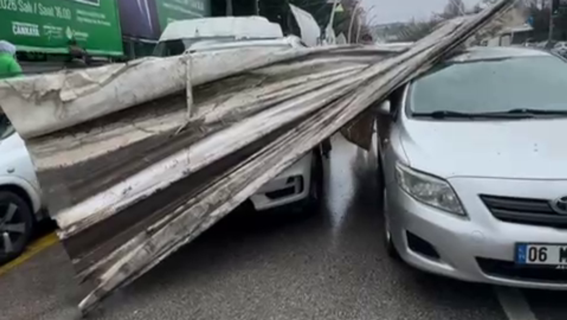 Ankara'da sarı kodlu yağış ve fırtına uyarısı: Ayrancı’da demirler uçtu bir arabaya saplandı