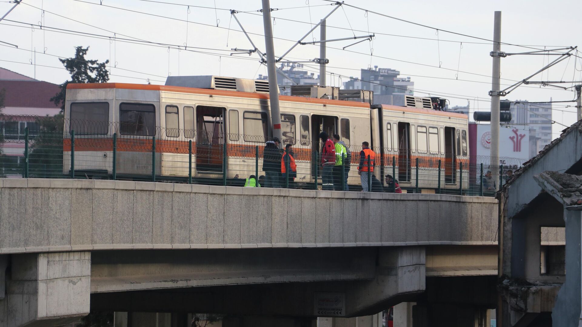 Adana'da hafif raylı sistemin bir vagonu durağa yaklaştığı sırada raydan çıktı
