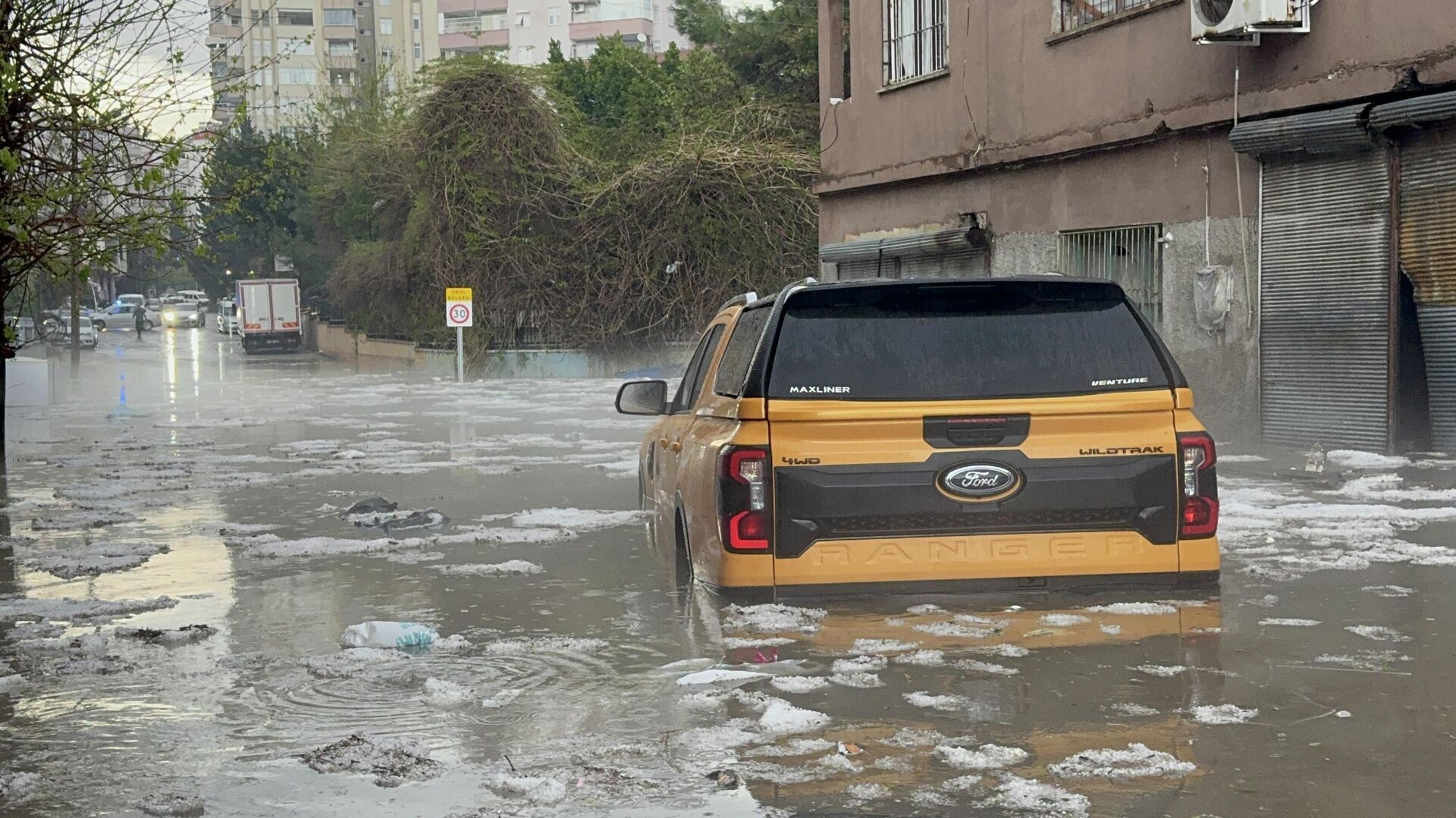 Adana'da sağanak ve dolu: Mahsur kalanlar  itfaiye ekiplerince kurtarıldı