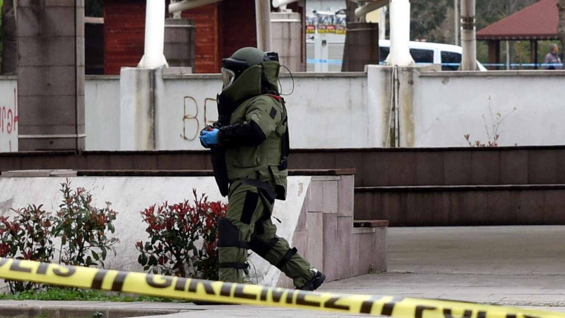 Mersin'de el bombası paniği: Toprağı süren çiftçi fark etti