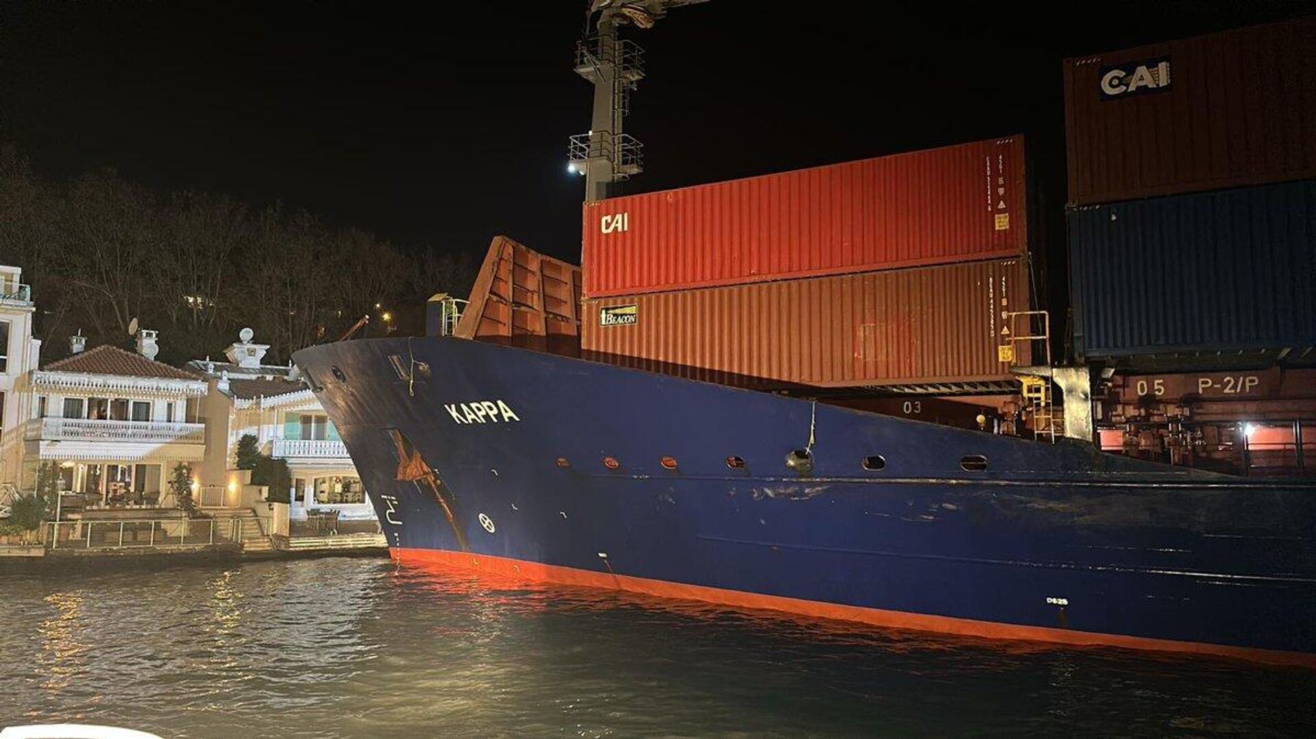 İstanbul Boğazı büyük tehlike atlattı: Yalıya çarpmaya metreler kala durabilen gemi kurtarıldı
