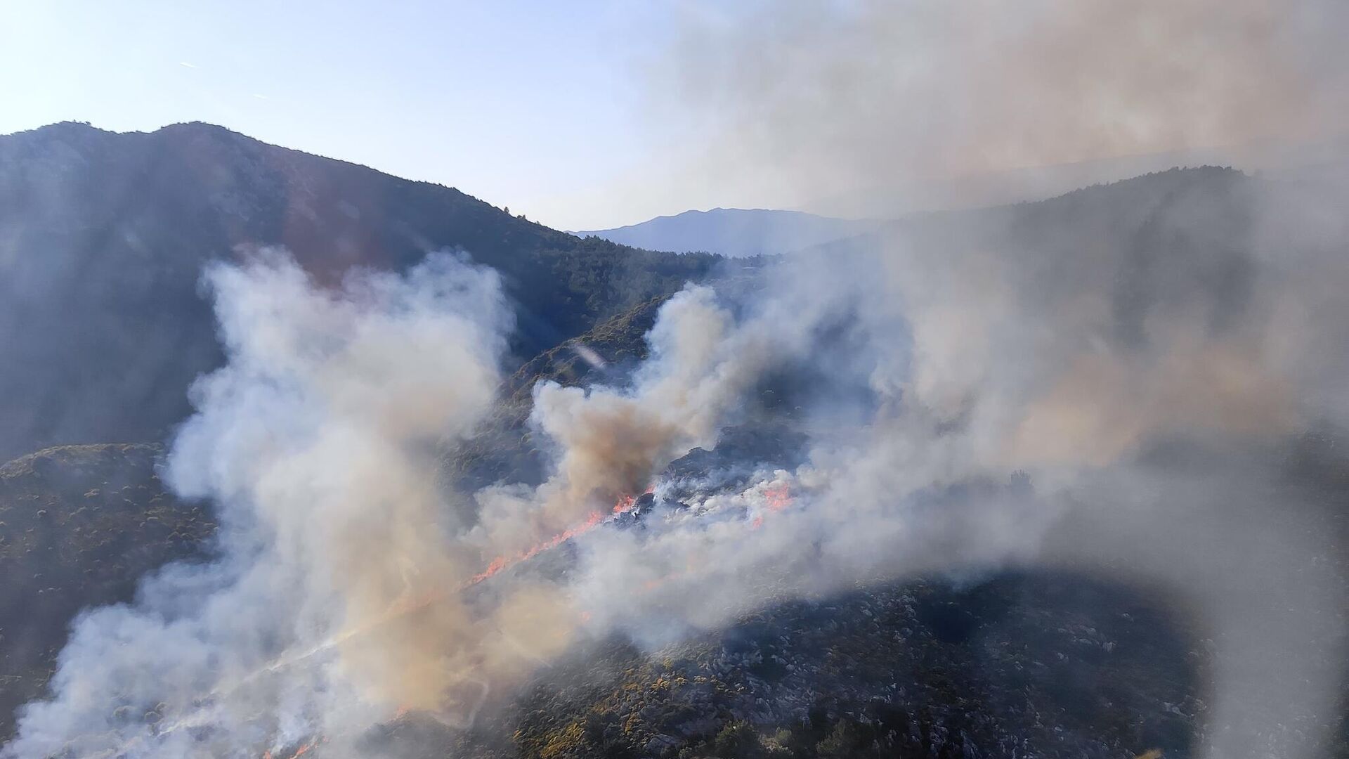 Marmaris'te makilik ve otluk alanda yangın: Ekipler müdahale ediyor