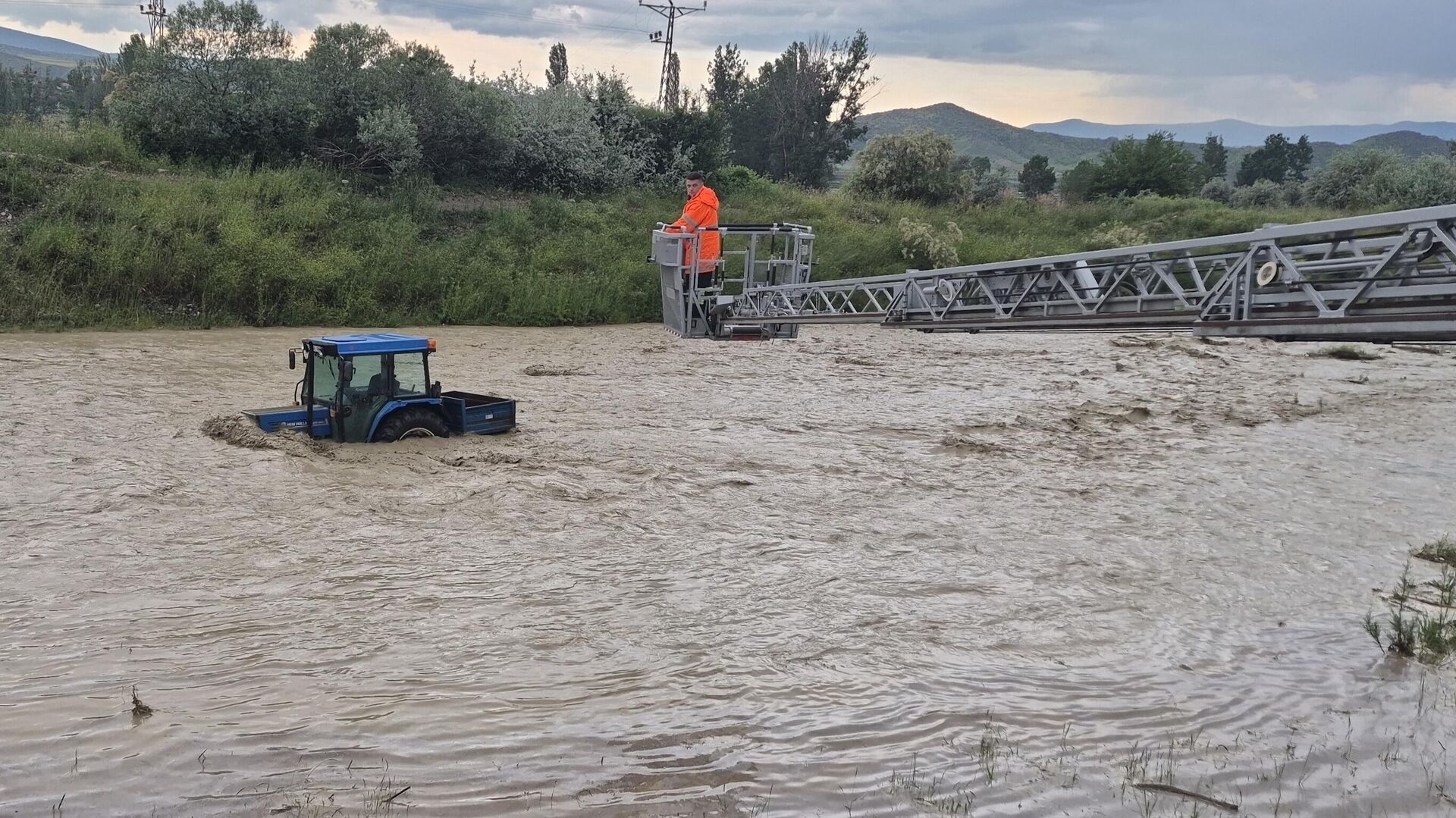Traktörle çaydan geçerken mahsur kalan çocuk kurtarıldı