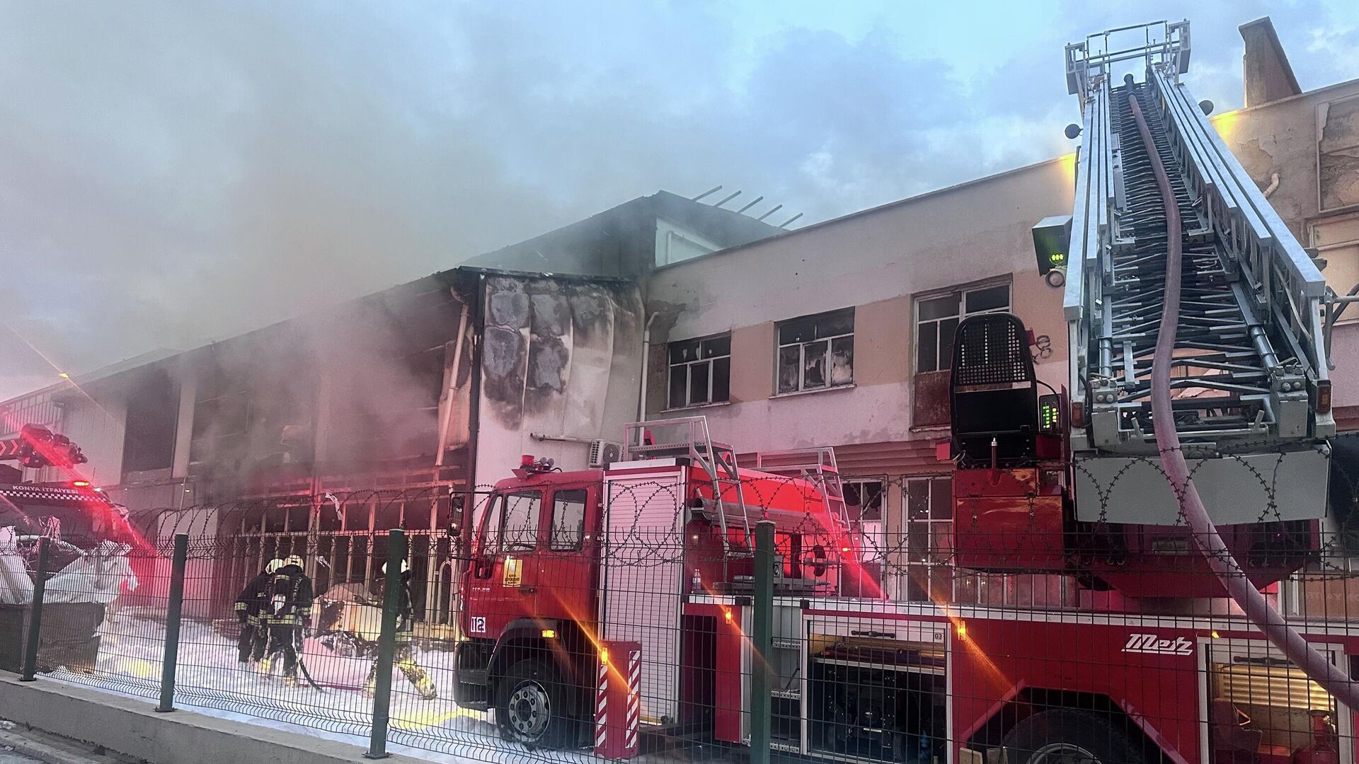 Konya'da fabrika yangını: 1 itfaiye eri hayatını kaybetti