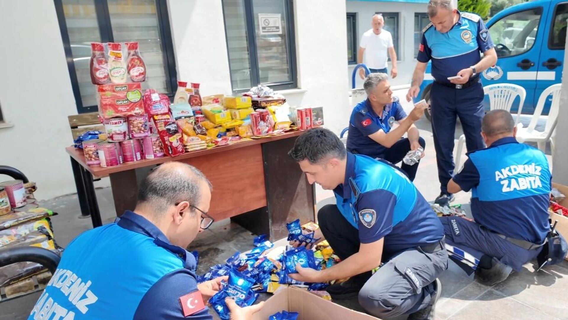 Mersin'de bir markette tarihi geçmiş 2 bin 110 ürüne el konuldu: 3 bin 705 lira ceza kesildi
